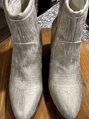 Dirty Laundry Goldish/Beige Slightly Metallic Distressed Women’s Ankle Boots